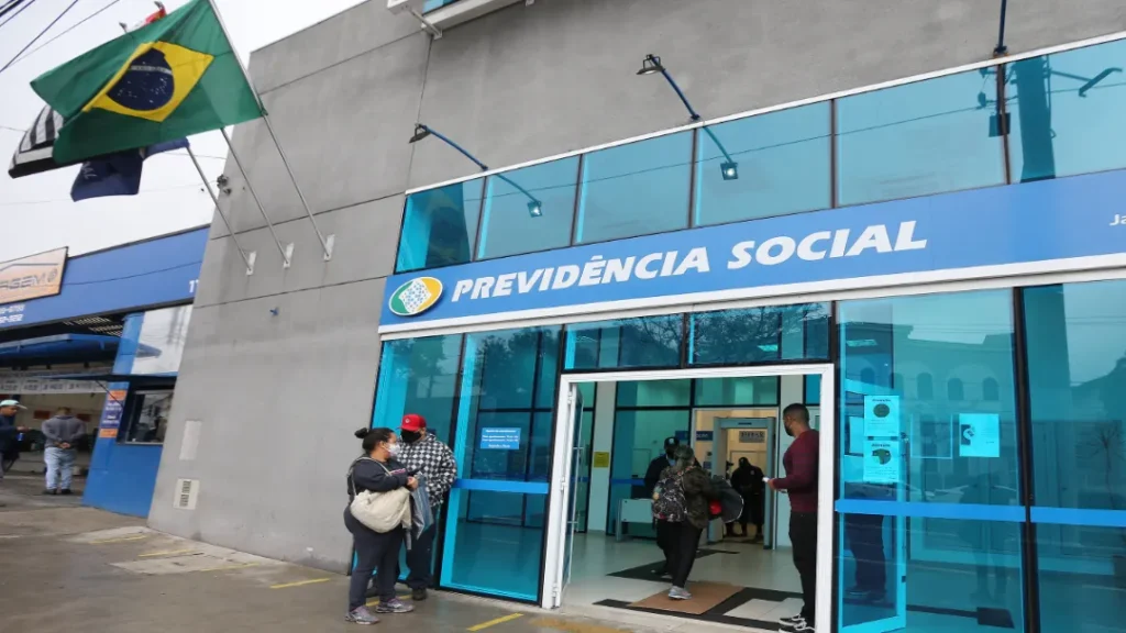 Número de Beneficiários do BPC Cresce 33% e Pressiona Orçamento Federal 9 Número de beneficiários do BPC cresce 33% e pressiona orçamento federal