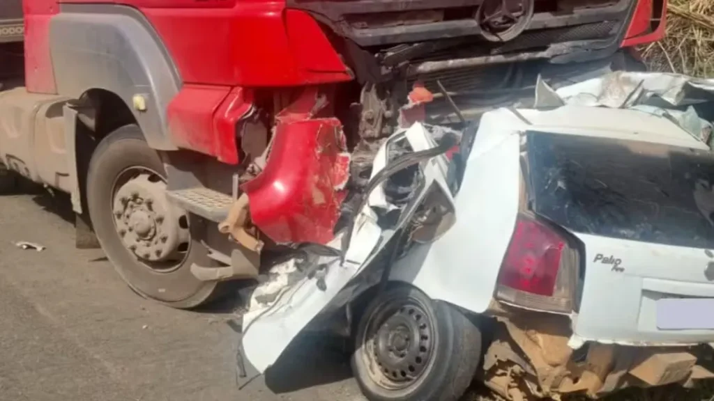 Dois Jovens Morrem Após Colisão Frontal Entre Carro e Carreta na BR-364, em Mineiros 6 Dois Jovens Morrem Após Colisão Frontal Entre Carro e Carreta na BR-364, em Mineiros
