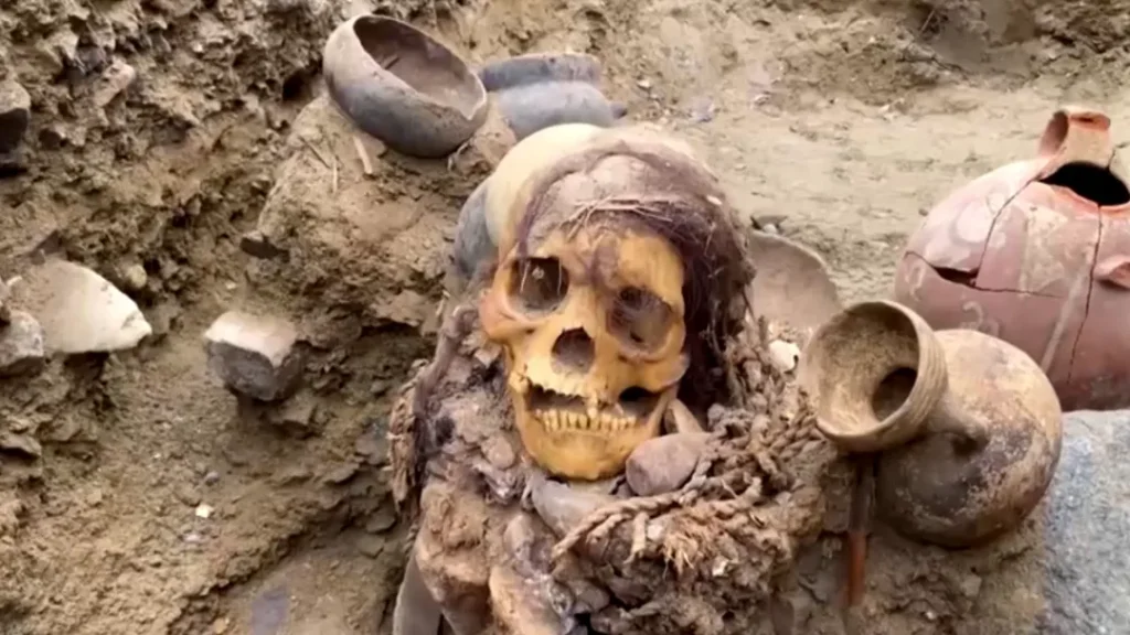 Múmia Milenar é Achada Durante Obras de Gasoduto em Lima, no Peru 7 Múmia milenar é achada em obras no Peru