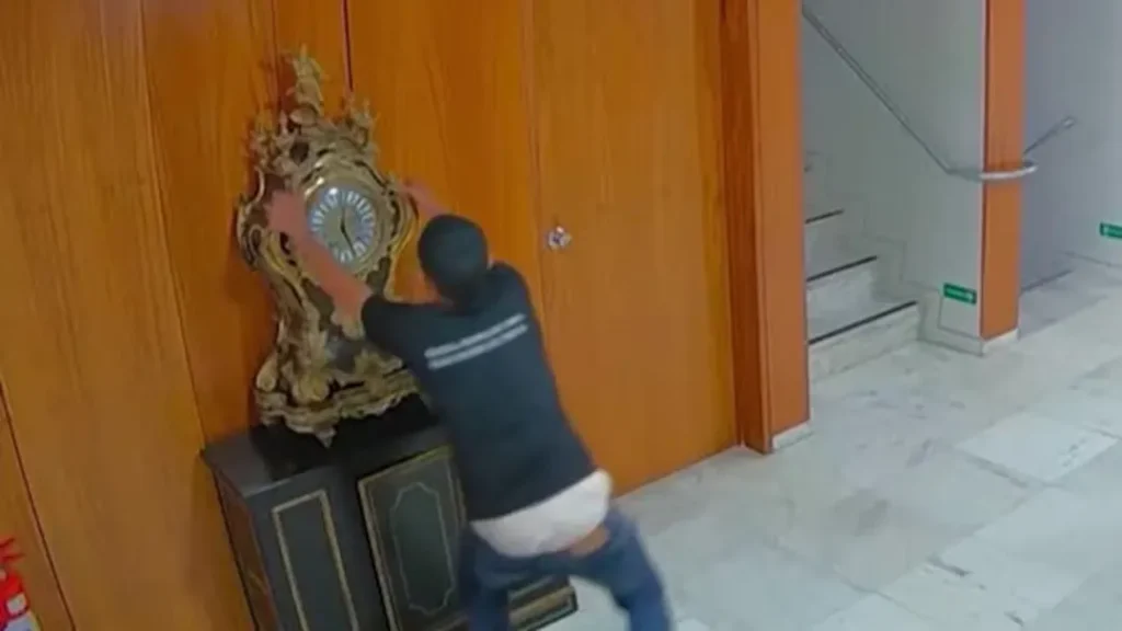 Alexandre de Moraes Revoga Soltura de Homem que Quebrou Relógio Histórico no Planalto 1 Alexandre de Moraes Revoga Soltura de Homem que Quebrou Relógio Histórico no Planalto