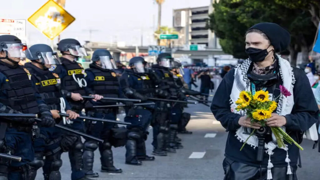 Escalada em Los Angeles: Trump envia Guarda Nacional para conter protestos pró-imigração 8 Foto: Ringo Chiu/AFP/ Reprodução