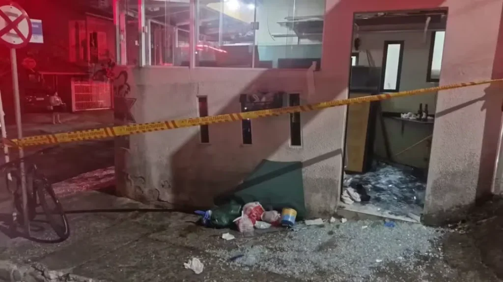 Jovem Sobrevive Após Ser Prensado Por Placas de Vidro de 500KG em Balneário Camboriú 1 Foto: Corpo de Bombeiros/Divulgação