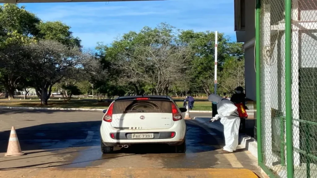 Funcionários de Zoológico no DF Utilizam Roupas de Proteção Após Confirmação de Gripe Aviária em Ave 3 uncionários do zoológico utilizam roupas de proteção após confirmação de gripe aviária em ave