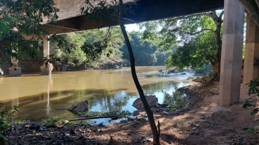 PCGO Encontra Caminhão Submerso em Rio Durante Buscas Por Motorista Desaparecido 2 imagem 1 51