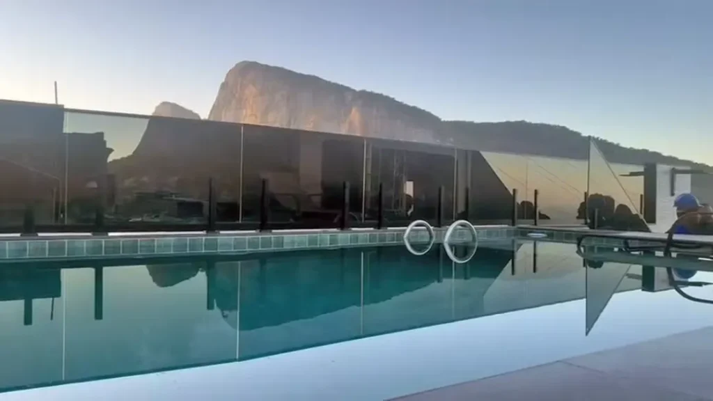 Demolição na Rocinha revela coberturas de luxo de traficantes com piscinas e adegas em área de risco 11 Foto: Reprodução
