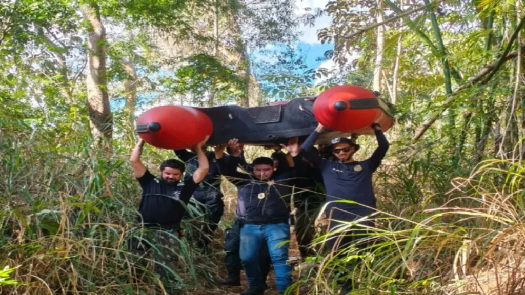 PCGO Encontra Caminhão Submerso em Rio Durante Buscas Por Motorista Desaparecido 1 imagem 1 52