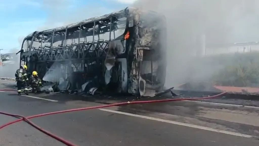 Ônibus é Destruído Por Fogo Próximo ao Aeroporto de Goiânia 4 Ônibus destruído por fogo