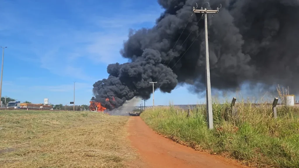 Ônibus é Destruído Por Fogo Próximo ao Aeroporto de Goiânia 2 ônibus destruído por fogo