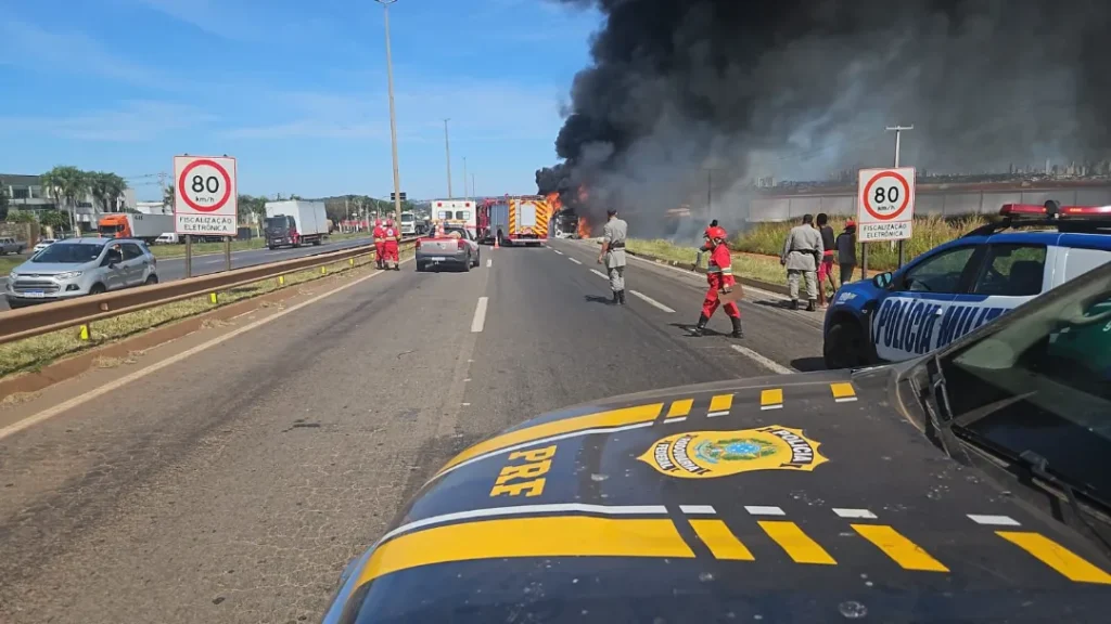 Ônibus é Destruído Por Fogo Próximo ao Aeroporto de Goiânia 1 ônibus destruído por fogo