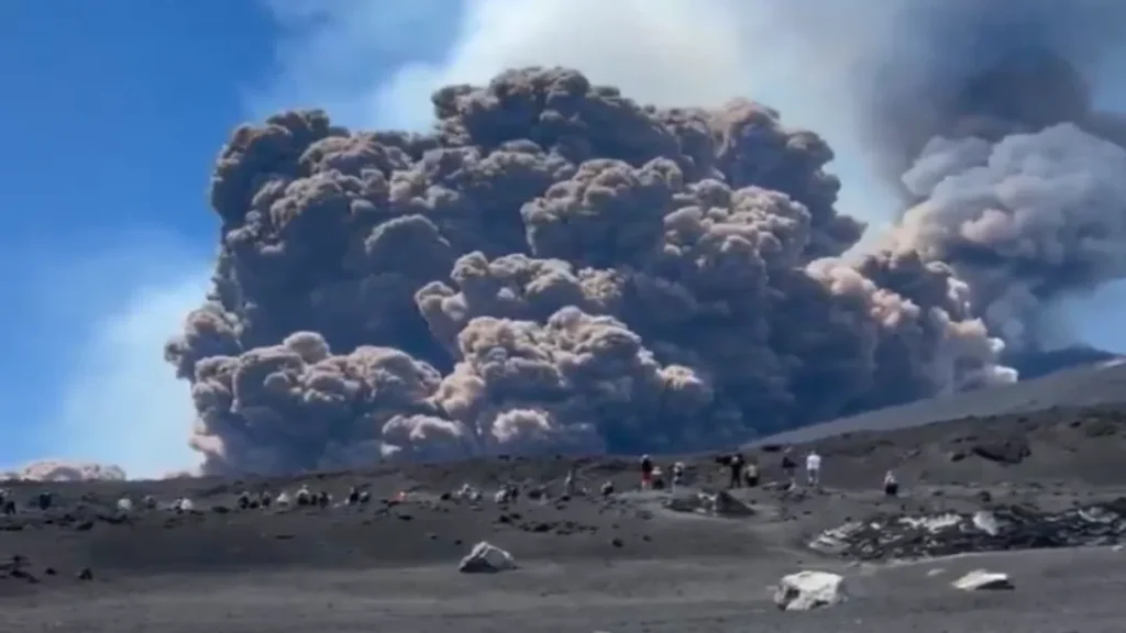 Vulcão Etna Entra em Erupção e Causa Preocupação Na Itália 5 Vulcão Etna entra em erupção