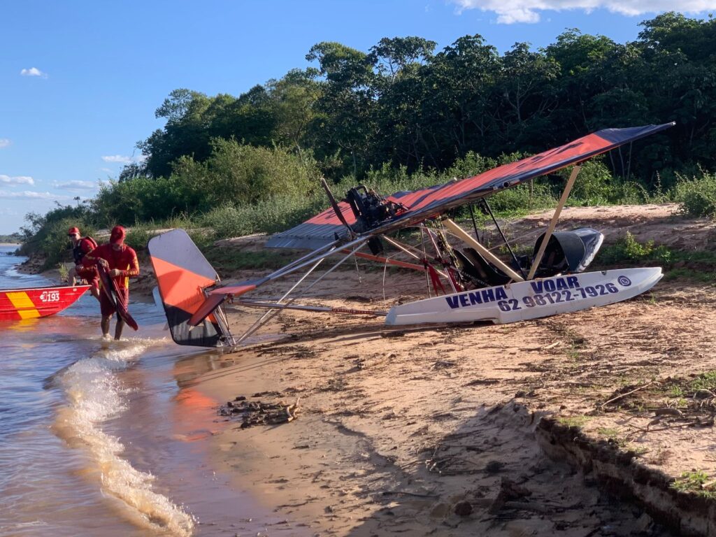Ultraleve Cai no Rio Araguaia em Goiás, Mas Piloto Escapa Ileso 4 Ultraleve cai no Rio Araguaia em Goiás, mas piloto escapa ileso