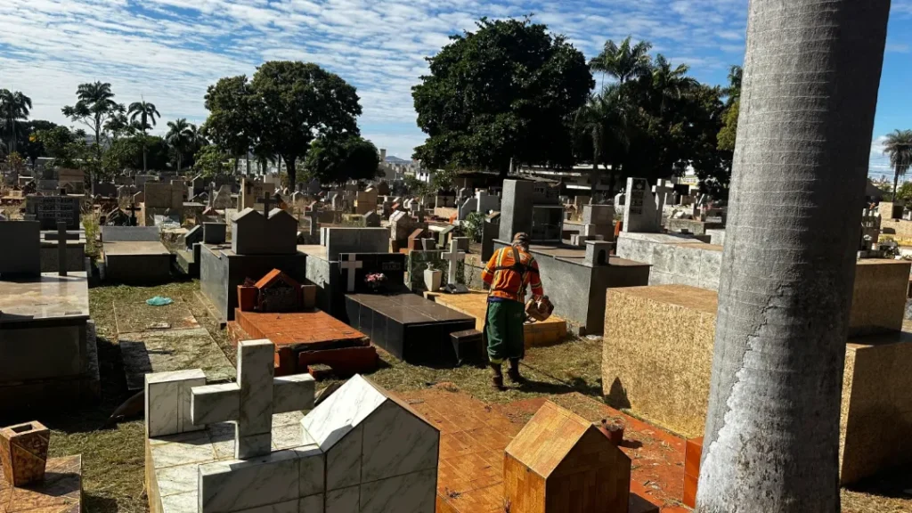 Prefeitura Intensifica Serviços de Limpeza e Manutenção nos Cemitérios Santana e Parque 2 Prefeitura de Goiânia intensifica serviços de limpeza e manutenção nos cemitérios Santana e Parque