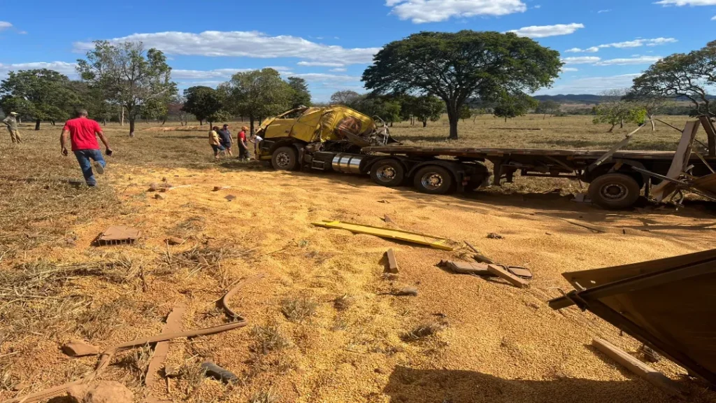 Caminhão Capota na BR-414 em Niquelândia e Motorista Fica Gravemente ferido 10 Caminhão capota na BR-414 em Niquelândia e motorista fica gravemente ferido