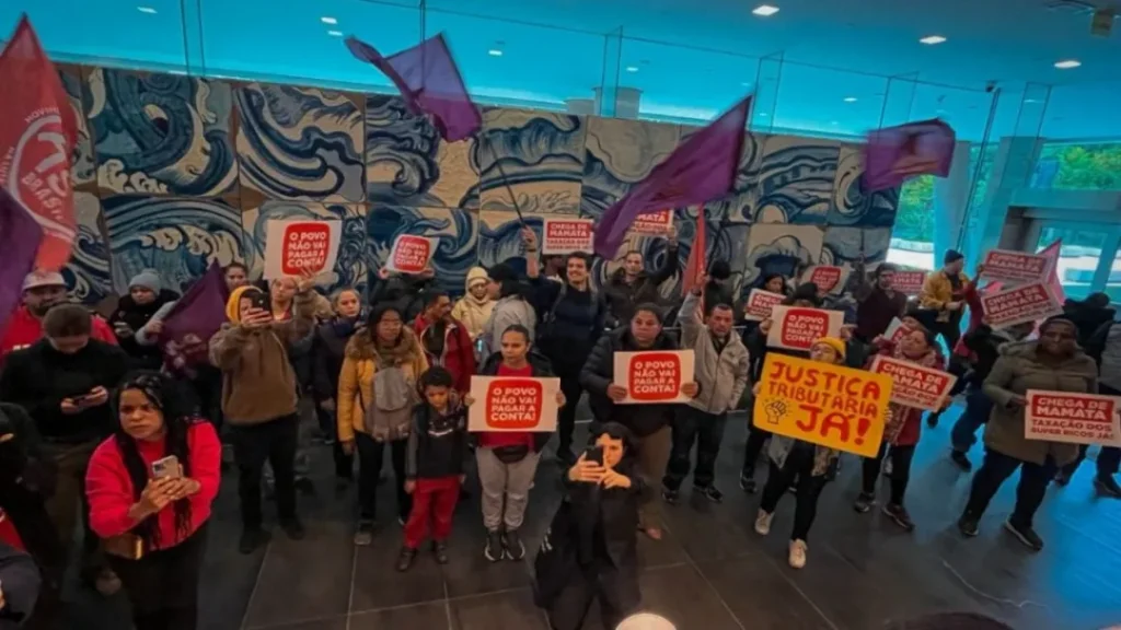 Ocupação da Sede do Itaú: Manifestantes Exigem Taxação dos Super-Ricos 12 Ocupação da Sede do Itaú: Manifestantes Exigem Taxação dos Super-Ricos