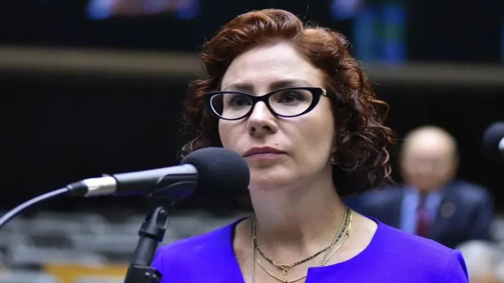 Carla Zambelli: Um Mês na Mira da Justiça e da Interpol 10 Carla Zambelli: Um Mês na Mira da Justiça e da Interpol