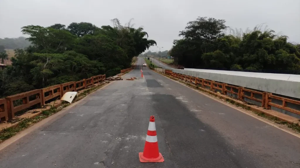 Caminhão Cai de Ponte na BR-364 e Motorista Morre Preso às Ferragens 1 imagem 1 2025 07 04T121656.229