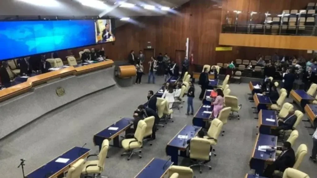 Câmara Municipal Vota Hoje (08) Reajuste Salarial Para Professores e Bônus a Servidores da Educação 1 Câmara de Goiânia analisa reajuste salarial para professores e pagamento de bônus a servidores da Educação