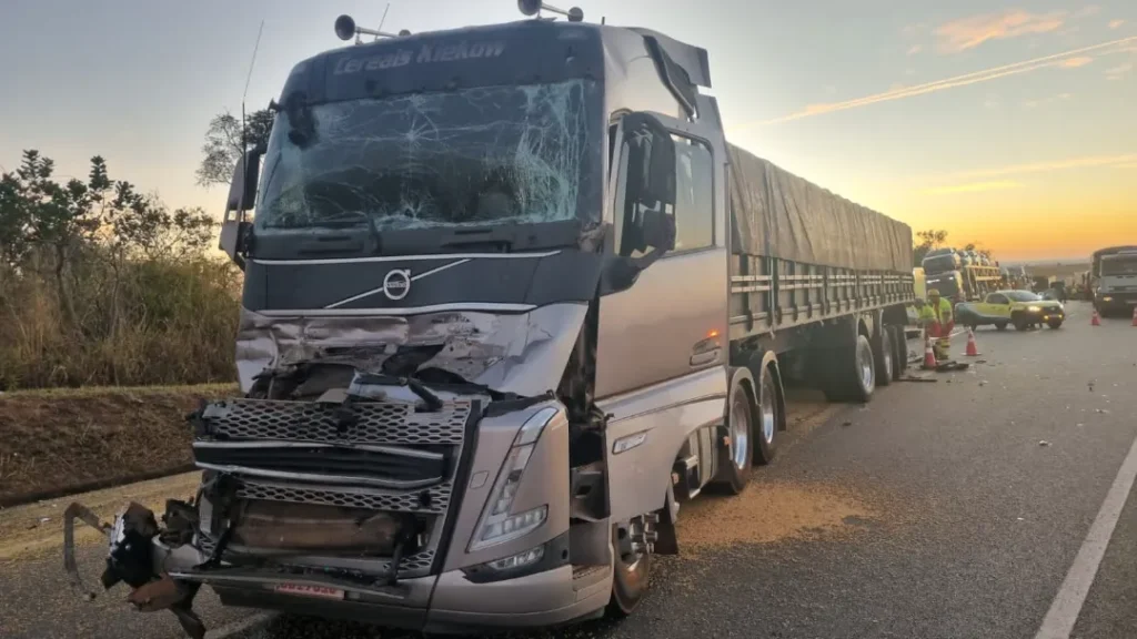 Duas Pessoas Morrem em Sequência de Colisões na BR-050, em Catalão 1 imagem 1 2025 07 08T113810.586