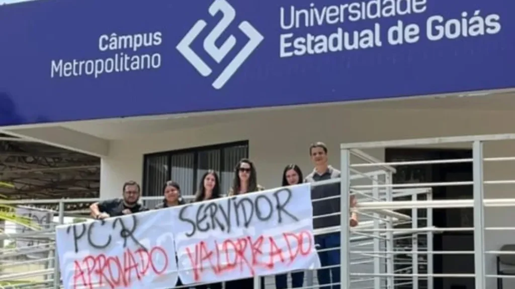 Servidores Técnico-Administrativos da UEG Aprovam Greve a Partir Desta Quinta-Feira (10) 12 Servidores técnico-administrativos da UEG aprovam greve a partir desta quinta-feira (10)