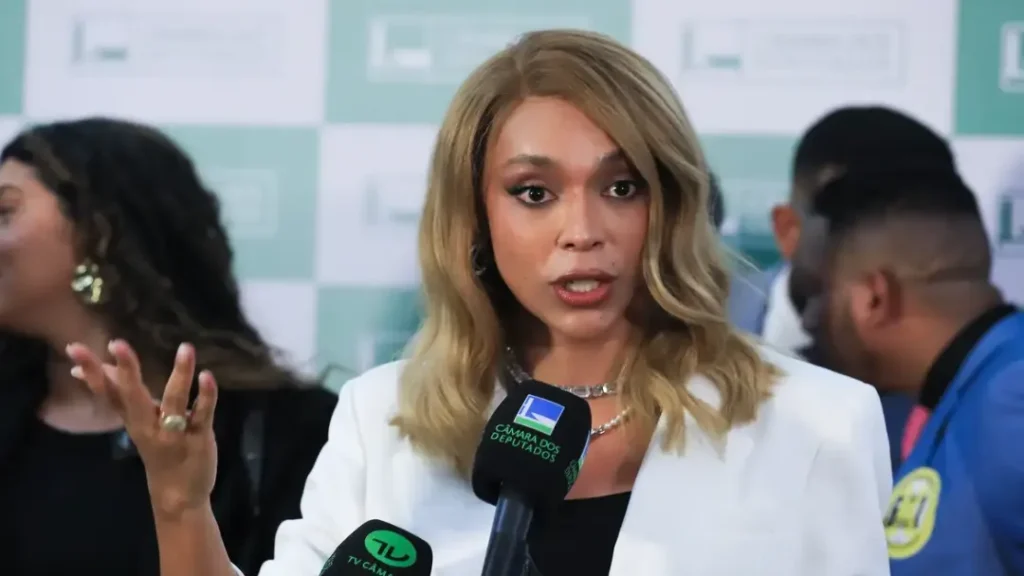 Erika Hilton Pede ao STF Bloqueio das Contas e Bens de Eduardo Bolsonaro 1 Erika Hilton Pede ao STF Bloqueio das Contas e Bens de Eduardo Bolsonaro