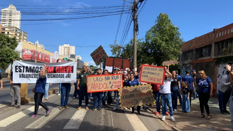 Servidores Técnico-Administrativos da UEG Completam Quarto Dia de Greve por Plano de Carreira