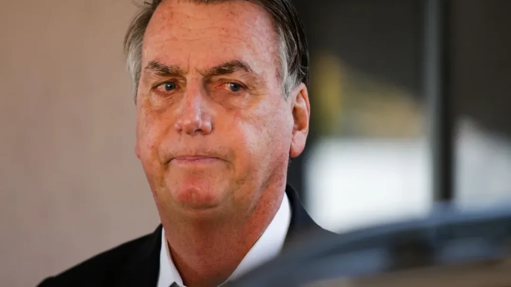 PF Apreende US$ 14 Mil e Cópia de Ação Contra Moraes na Residência de Bolsonaro 7 PF apreende US$ 14 mil e cópia de ação contra Moraes na residência de Bolsonaro