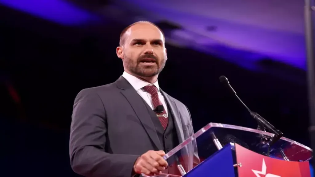 Eduardo Bolsonaro Garante que Seguirá Como Deputado Mesmo Após Fim da Licença 1 Eduardo Bolsonaro Garante que Seguirá Como Deputado Mesmo Após Fim da Licença