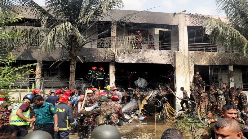Avião Militar Cai Sobre Escola e Deixa 19 Mortos e Dezenas de Feridos em Bangladesh 6 Avião Militar Cai Sobre Escola e Deixa 19 Mortos e Dezenas de Feridos em Bangladesh