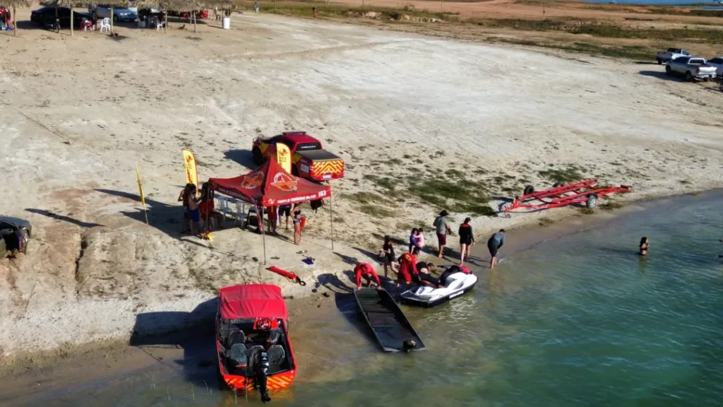Bombeiros Resgatam Cinco Pessoas Após Naufrágio no Lago Azul, em Três Ranchos 3 Bombeiros resgatam cinco pessoas após naufrágio no Lago Azul, em Três Ranchos