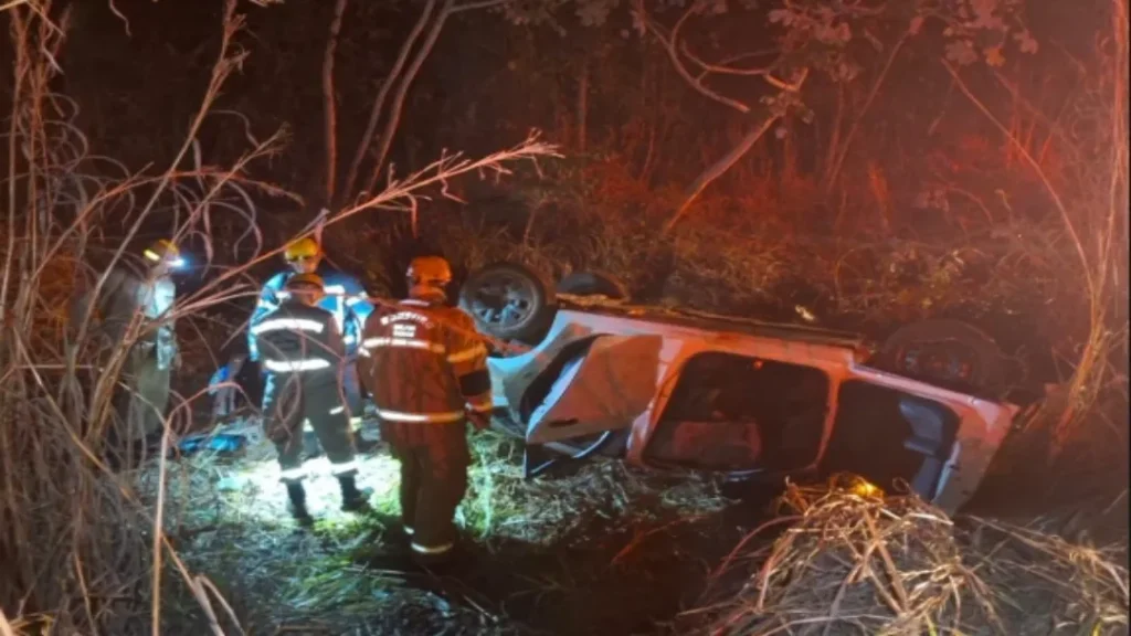 Bombeiros Resgatam Vítima Inconsciente Após Capotamento na GO-237, Próximo a Buçaina 1 Bombeiros resgatam vítima inconsciente após capotamento na GO-237, próximo a Buçaina