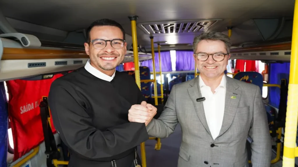 Governo de Goiás Doa Ônibus Adaptados à Vila São Cottolengo 1 imagem 1 25
