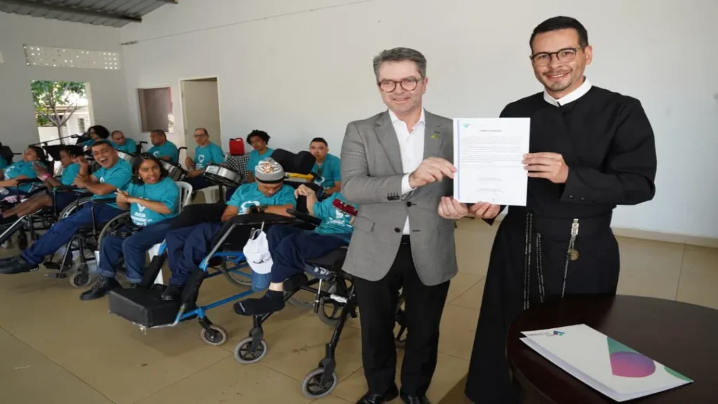 Governo de Goiás Doa Ônibus Adaptados à Vila São Cottolengo 5 Governo de Goiás doa ônibus adaptados à Vila São Cottolengo