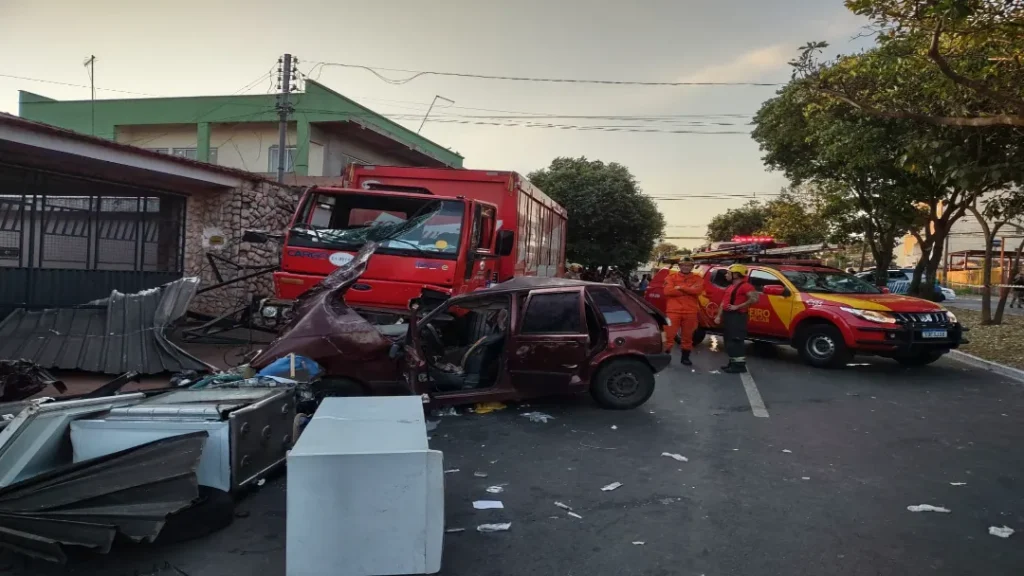 Trágico Acidente Entre Caminhão e Carro em Aparecida de Goiânia Deixa Três Jovens Mortos 8 Trágico acidente entre caminhão e carro em Aparecida de Goiânia deixa três jovens mortos