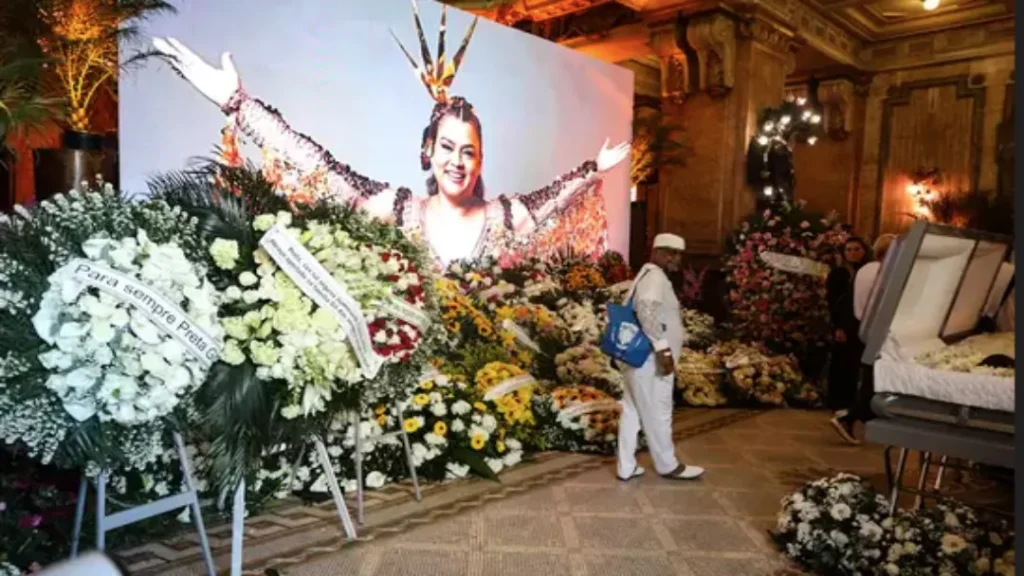 Familiares e Amigos se Despedem de Preta Gil em Cerimônia no Rio 2 Família e amigos se despedem de Preta Gil