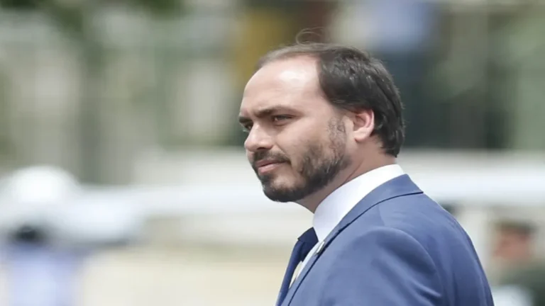 Carlos Bolsonaro é Internado Após Prisão Domiciliar de Jair Bolsonaro Ser Decretada