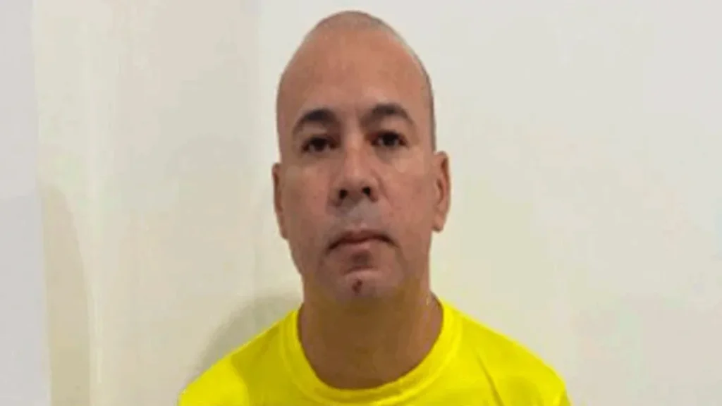 Polícia Procura Detento que Fugiu de Presídio em Alexânia 4 Polícia busca detento que fugiu do presídio em Alexânia A Polícia está em busca de um detento que escapou da Unidade Prisional de Alexânia, localizada no Entorno do Distrito Federal. O fugitivo, Reginaldo Evangelista, estava realizando atividades externas, ajudando na reforma de uma escola na cidade, junto com outros seis presos. A fuga ocorreu na última segunda-feira (4), enquanto Reginaldo estava sob a supervisão de um agente prisional. A Polícia Penal informou que protocolos de segurança foram ativados e um procedimento administrativo foi aberto para investigar as circunstâncias da evasão. Se você tiver qualquer informação que possa ajudar na recaptura do detento, pode denunciá-la de forma anônima pelos seguintes números: (62) 99938-8929 (Polícia Penal), 190 (Polícia Militar) ou 181 (Polícia Civil). Nota da Polícia Penal Na tarde de segunda-feira, Reginaldo, que cumpria pena por crimes previstos no art. 157 do Código Penal Brasileiro, conseguiu fugir durante atividades laborais externas. A Polícia Penal de Goiás já mobilizou suas equipes e grupos especializados para localizar o foragido, reafirmando seu compromisso com a segurança e a ordem pública.