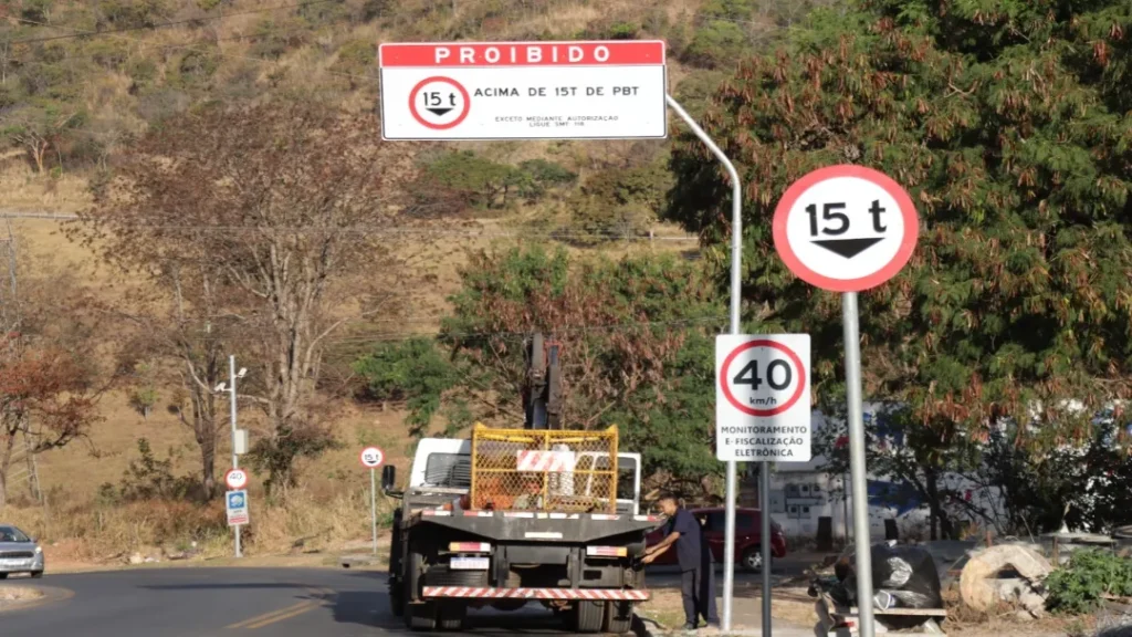 Sinalização Aérea é Concluída na Rua Jorge Amador Para Reforçar Segurança Viária 5 Sinalização Aérea é Concluída na Rua Jorge Amador Para Reforçar Segurança Viária
