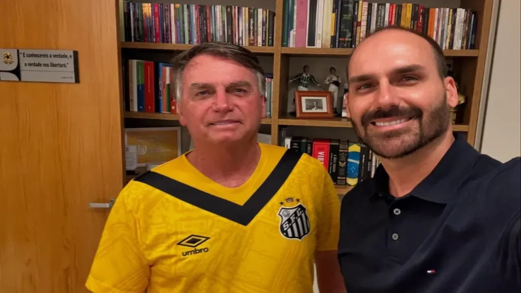 Jair e Eduardo Bolsonaro são indiciados por tentativa de abolição do Estado Democrático 8 Jair e Eduardo Bolsonaro são indiciados pela PF por coação e tentativa de abolição do Estado Democrático