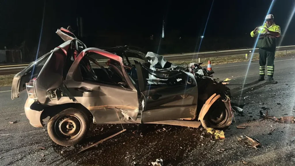 Colisão traseira entre carro e caminhão deixa vítima fatal na BR-153 em Anápolis 5 Colisão traseira entre carro e caminhão deixa vítima fatal na BR-153 em Anápolis