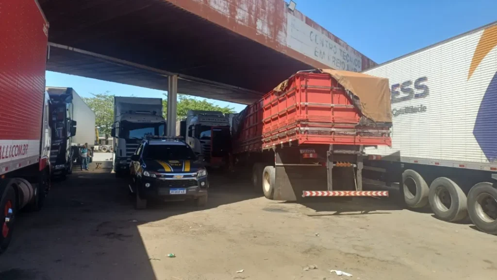 PRF desmantela quadrilha que furtava pneus de caminhões em Goiás 10 PRF desmantela quadrilha que furtava pneus de caminhões em Goiás