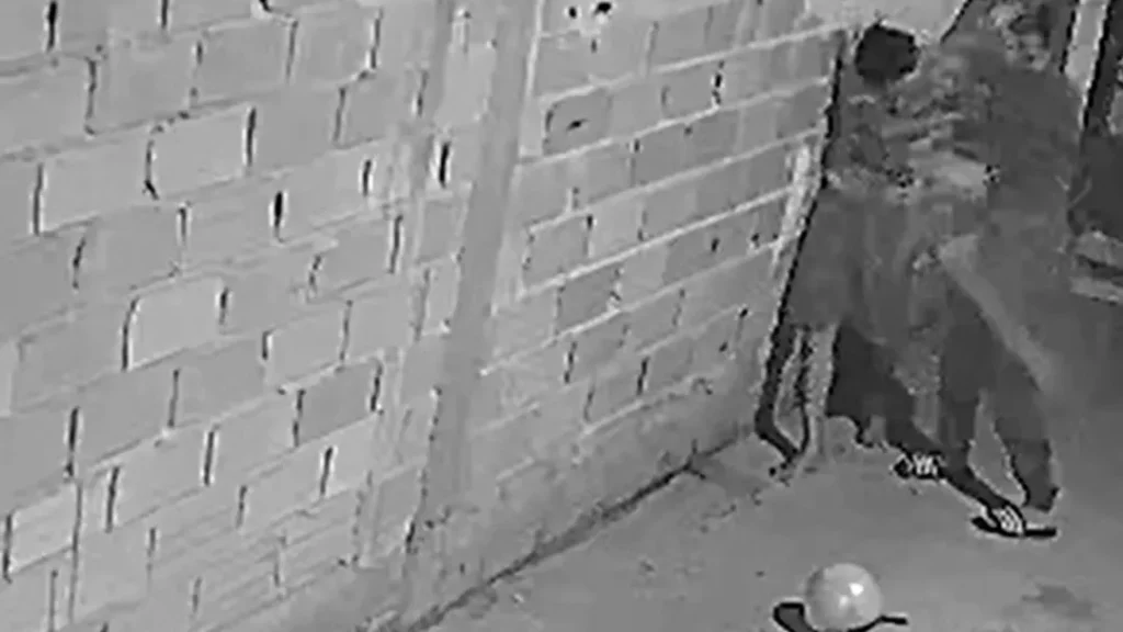 Mulher é presa em Caldas Novas por suspeita de agredir enteado de 14 anos 7 Mulher é presa em Caldas Novas por suspeita de agredir adolescente de 14 anos