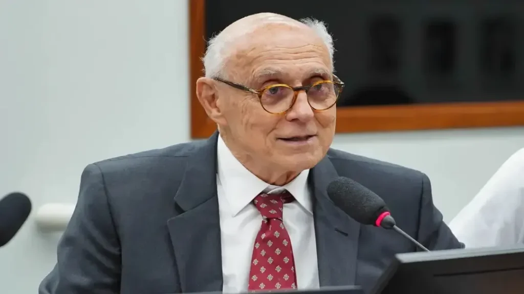 Deputado Eduardo Suplicy é internado no Rio com arritmia e deve implantar marca passo 6 Deputado Eduardo Suplicy é internado no Rio com arritmia