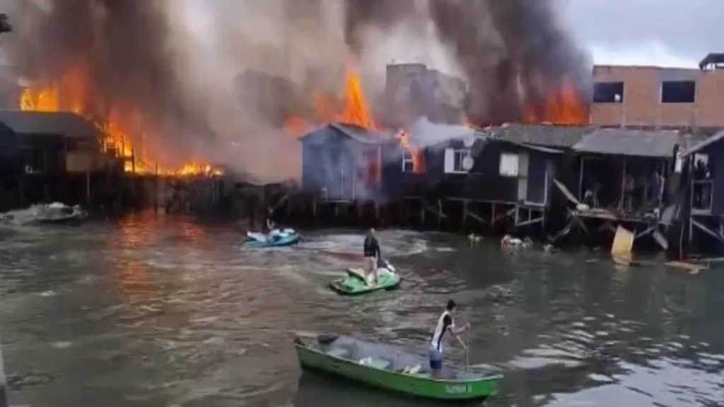 Grande incêndio em Santos deixa cerca de 100 famílias desabrigadas 1 Grande incêndio em Santos deixa cerca de 100 famílias desabrigadas