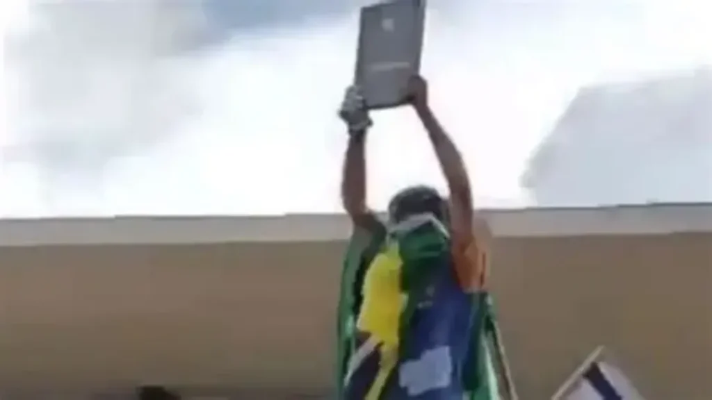 Homem condenado por furto da Constituição em 8 de janeiro começa a cumprir pena de 17 anos 8 Homem condenado por furto da Constituição em 8 de janeiro começa a cumprir pena de 17 anos