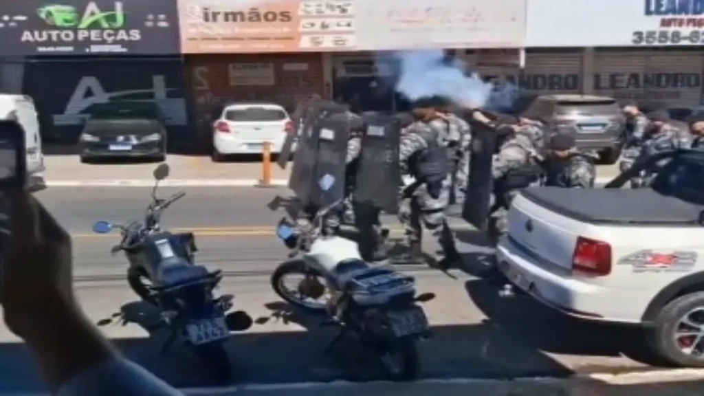 PM Utiliza Bombas de Gás Lacrimogêneo Para Dispersar Protesto de Comerciantes na Vila Canaã 11 Polícia Militar utiliza bombas de gás para dispersar protesto de comerciantes na Vila Canaã