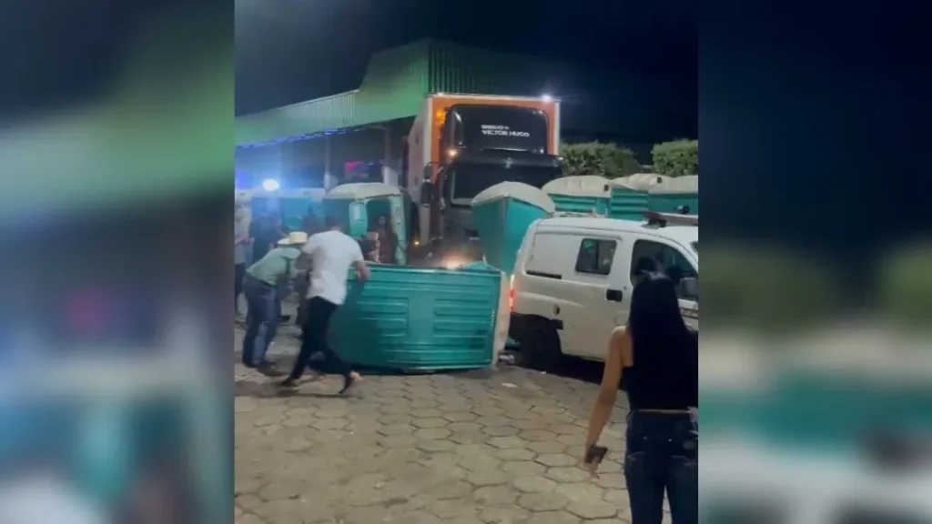 Acidente Envolvendo Caminhão de Dupla Sertaneja Deixa 16 Feridos 4 Acidente Envolvendo Caminhão de Dupla Sertaneja Deixa 16 Feridos