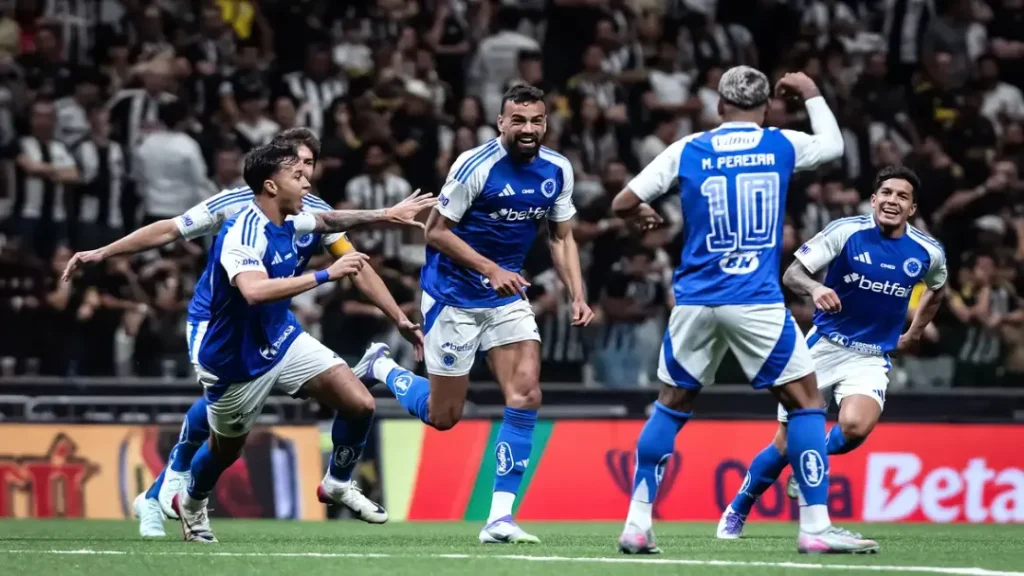 Cruzeiro vence Atlético-MG por 2 a 0 e se aproxima da semifinal 8 Cruzeiro vence Atlético-MG por 2 a 0 e se aproxima da semifinal