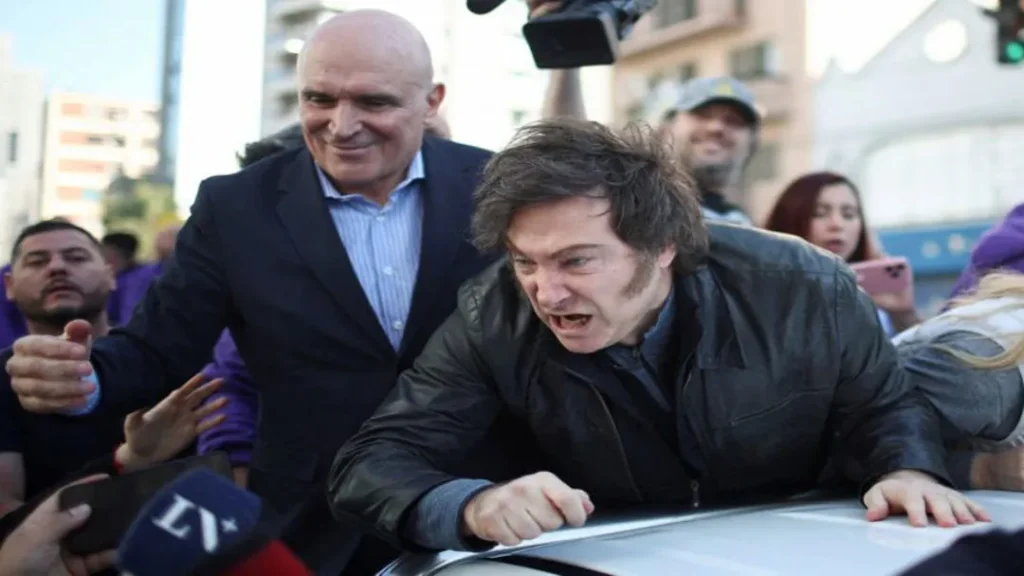Milei interrompe ato de campanha em Buenos Aires após agressões 2 Milei interrompe ato de campanha em Buenos Aires após agressões