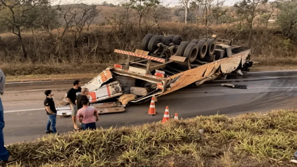 Acidente com carreta deixa três feridos e causa congestionamento na BR-060 em Goiás 3 Acidente com carreta deixa três feridos e causa congestionamento na BR-060 em Goiás