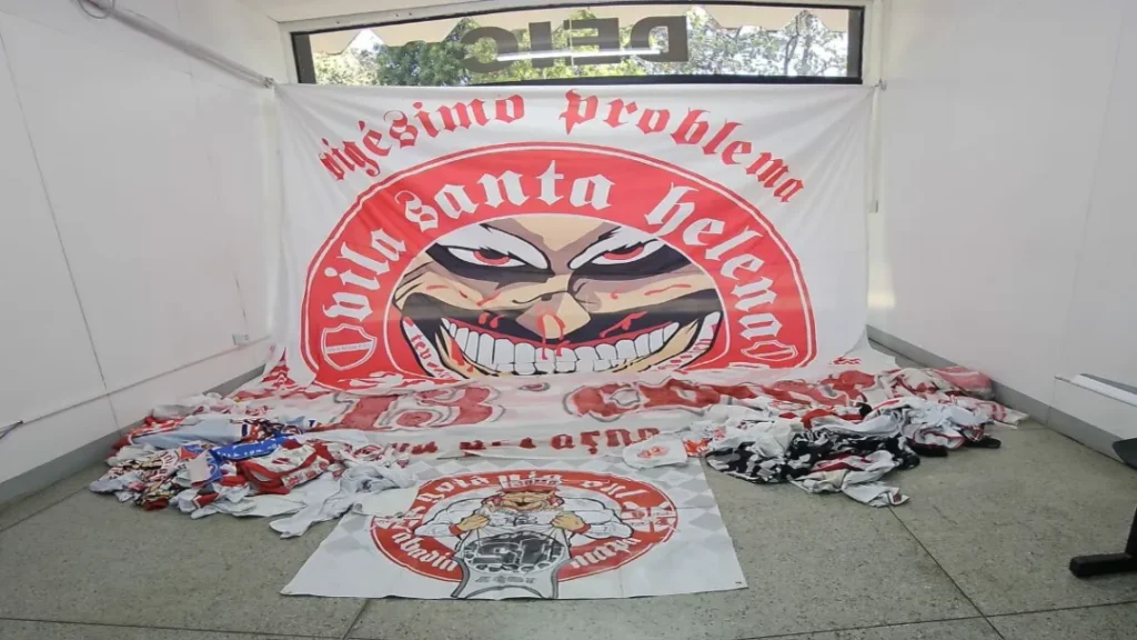 Polícia Civil realiza Operação "Bola da Vez" contra integrantes de torcida organizada em Goiânia 4 Polícia Civil realiza Operação "Bola da Vez" contra integrantes de torcida organizada em Goiânia